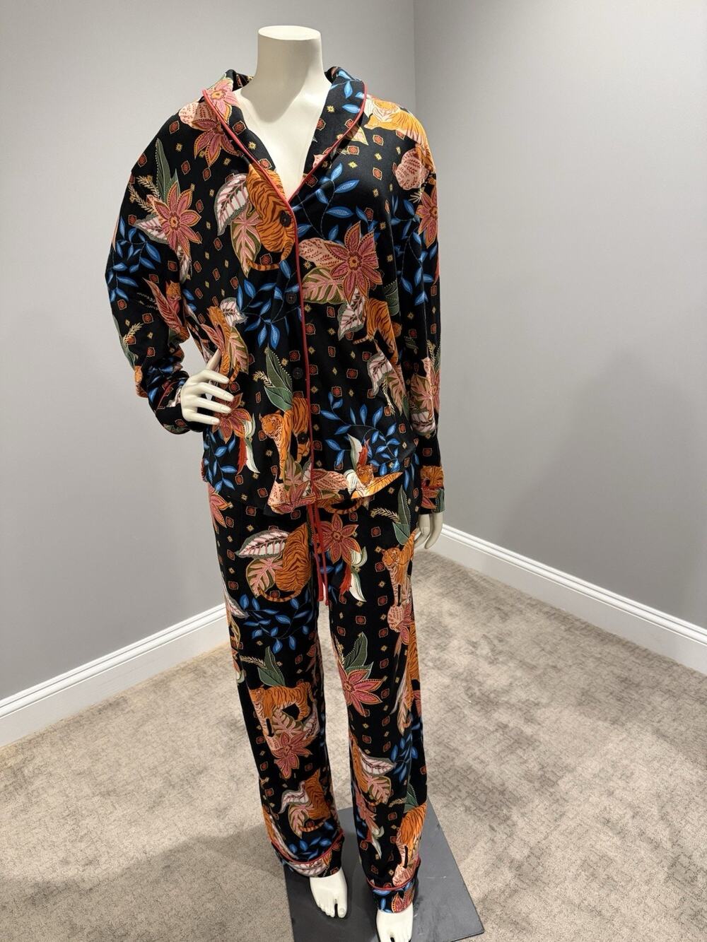 NWT Room Service Womens Sz L 2-Piece Tiger Bold Tropical Shawl Collar Pajama Set